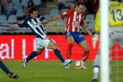 Daniel Cifuentes persigue a Petrov que intenta enviar el balón hacia el área de Riesgo