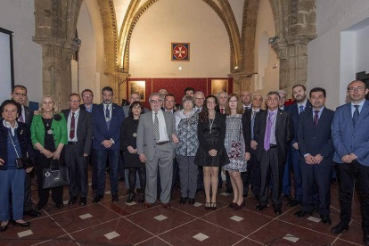 Miembros de ambas cofradías y representantes institucionales posan tras hermanarse en Sevilla el pasado mes de febrero. DL