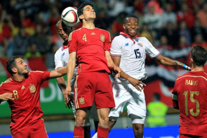 Bartra  salta a por un balón con Díaz, de Costa Rica, durante el partido amistoso en el estadio Reino de León