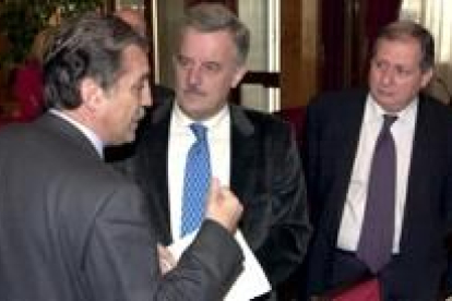 Diego López Garrido (PSOE), José Núñez (Grupo Mixto) y Felipe Alcaraz (IU) ayer en el Congreso