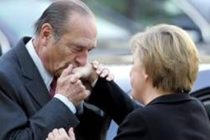 Chirac besa la mano de la cancillera Merkel a la llegada de ésta al palacio del Elíseo en París