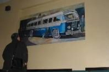 Un viajero observa un mural que adorna la sala de espera de las cocheras de Empresa Ramos