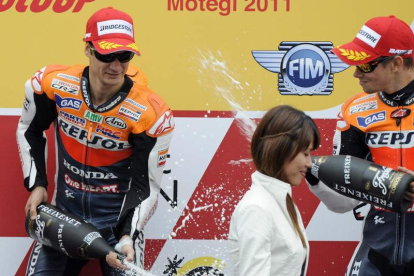 Pedrosa celebra con cava su triunfo en Motegi. El piloto de Honda lograba para España el triunfo 400 en la historia del Mundial.