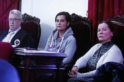 Montserrat y su hija Triana, durante el juicio