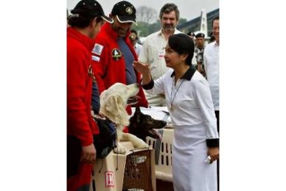 La presidenta de Filipinas, Gloria Arroyo, recibe a los españoles