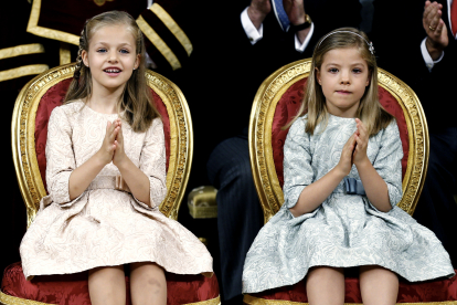 La princesa Leonor, junto a su hermana, la infanta Sofía (d), el 19 de julio de 2014, durante la ceremonia de proclamación del rey Felipe VI celebrada en el Congreso de los Diputados. EFE/PACO CAMPOS