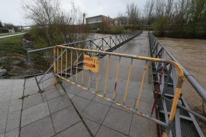 El Ayuntamiento de León cierra la pasarela sobre el río Bernesga como medida de precaución ante la crecida del río