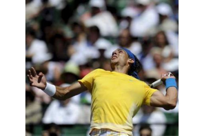 Nadal le lanza la pelota al estadounidense Roddick.