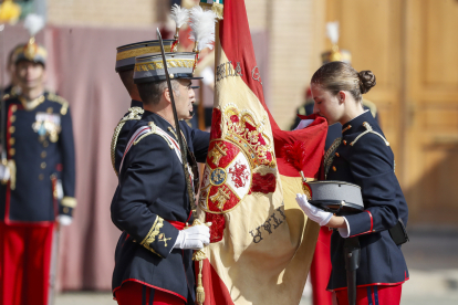 La princesa de Asturias, Leonor de Borbón, el 7 de octubre de 2023, juró bandera junto al resto de los cadetes de su curso, en una ceremonia oficial celebrada en la Academia Militar de Zaragoza, presidida por su padre, el rey Felipe VI. EFE/JAVIER CEBOLLADA