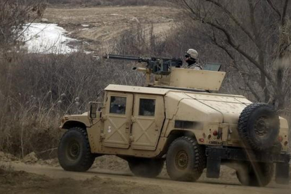 Un soldado estadounidense patrulla a bordo de un Humvee en la localidad surcoreana de Paju, junto a la frontera con Corea del Norte.