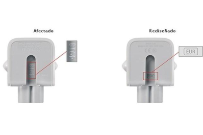 A la izquierda, el adaptador a la corriente de Apple afectado. A la derecha, el que no lo está.