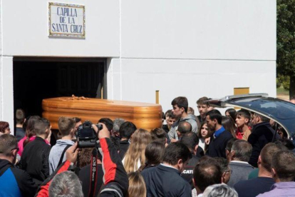 El entierro del joven piloto Marcos Garrido congregó a cientos de aficionados en Rota, Cádiz.