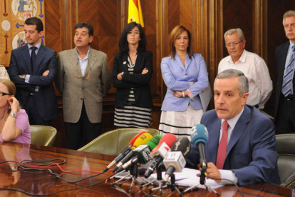 Emilio Gutiérrez se presentó escoltado por su equipo de gobierno, salvo Carrasco, para hacer balance de sus cien primeros días.