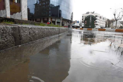 El carril-bici al inicio del barrio de Eras de Renueva, convertido en un gran charco.
