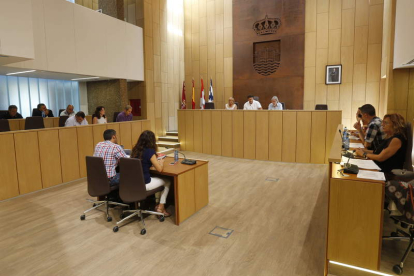 Lázaro García Bayón defendió que el presupuesto mantiene la calidad de vida de los vecinos. RAMIRO