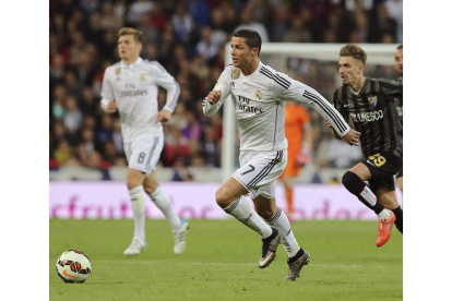 Cristiano Ronaldo supera a Samu para irse en busca de la portería del Málaga.
