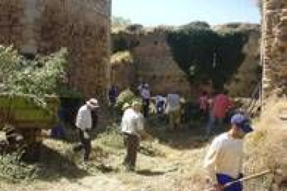 La muralla y la torre se ejecutaron en cal y canto