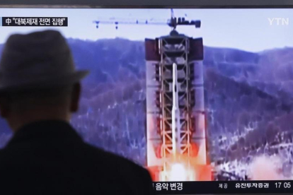 Un hombre observa imágenes televisivas de archivo del lanzamiento de un misil norcoreano, este jueves, en Seúl.