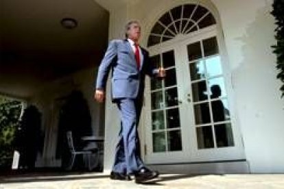 Bush sale del despacho oval y se dirige a los jardines de la Casa Blanca