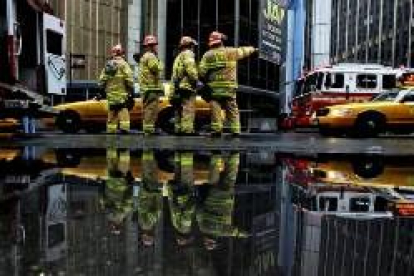 Técnicos médicos del servicio de emergencias de Nueva York observan la zona de Madison Square Garden