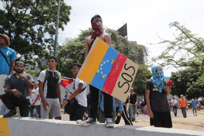 Opositores participan en una manifestacion en las calles de Caracas, Venezuela.