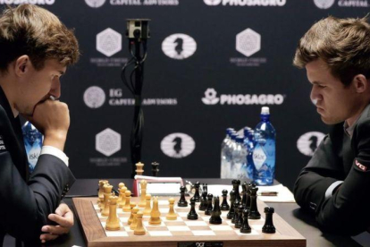 El ruso Karjakin, a la izquierda, y el noruego Carlsen, durante la segunda partida del Mundial, en Nueva York.