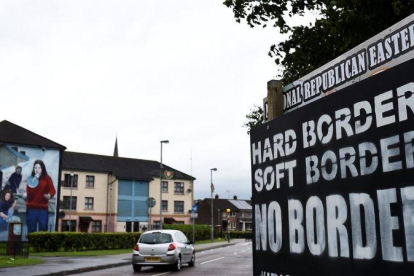 Un coche pasa ante un cartel contra el establecimiento de puestos fronterizos en Londonderry (Irlanda del Norte), el 16 de agosto.