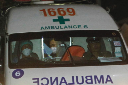 Una ambulancia llega al hospital con uno de los niños. P. TASIRI