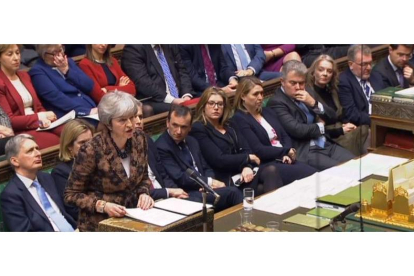 La primera ministra británica, Theresa May, presenta en el Parlamento en Londres su plan B para el ‘brexit’. EFE