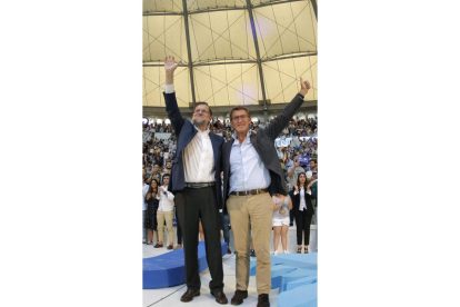 Rajoy y Feijóo, durante un acto de la campaña electoral. LAVANDEIRA JR