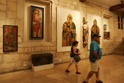 Dos visitantes pasean por una de las diecisiete salas del Museo Catedralicio y Diocesano de León.