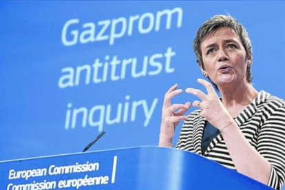 La comisaria europea de Competencia, Margrethe Vestager, anuncia la demanda contra Gazprom, ayer.