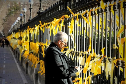 Independentistas colocan lazos amarillos en la verja del parque de la Ciutadella