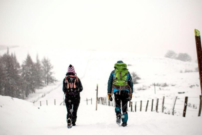 Dos montañeros, en Roncesvalles, el pasado 16 de diciembre.