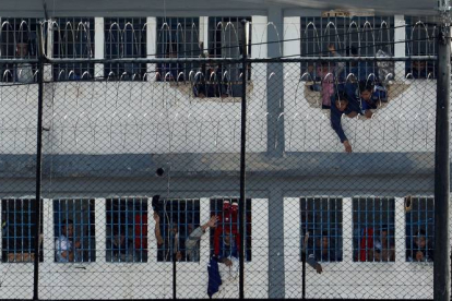 Reclusos se asoman en ventanas el pasado domingo tras un motín, en la cárcel Modelo de Bogotá (Colombia). MAURICIO DUEÑAS CASTAÑEDA