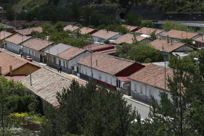 Las casas de Ciñera tienen ya un comprador, que respetará el derecho preferente de sus ocupantes.  JESÚS