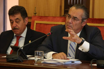 El concejal de Hacienda, Agustín Rajoy, a la derecha, defendió ayer el plan de ajuste durante el debate del pleno .