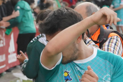 Los aficionados despiden a los futbolistas del Atlético Astorga tras la dolorosa derrota que impide el ascenso. J. NOTARIO
