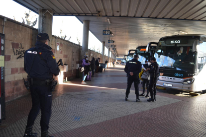 La Policía Nacional en la estación de autobuses. DL
