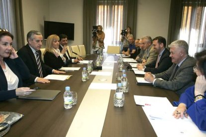 La presidenta de la Diputación de León, Isabel Carrasco, preside la asamblea general del Consorcio del Aeropuerto de León