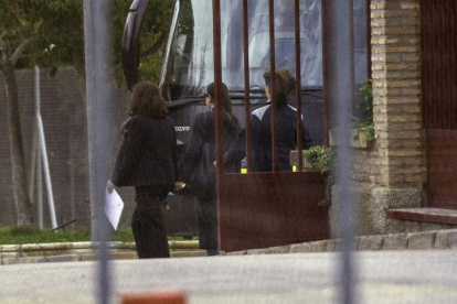 Isabel Pantoja, en el centro, junto a dos funcionarias, se dispone a entrar en la cárcel.