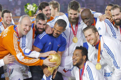 Los jugadores de Francia sacan brillo al oro que ganaron tras derrotar a la anfitriona Catar en la final del Mundial.