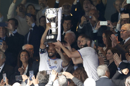 Los capitanes del Real Madrid, Karim Benzemá y Marcelo Vieira, levantan el trofeo. CHEMA MOYA