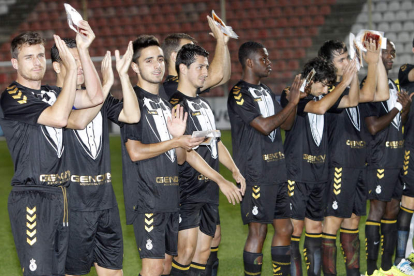 Los jugadores de la Cultural con el esmoquin con el que ya han disputado partidos amistosos durante esta temporada.