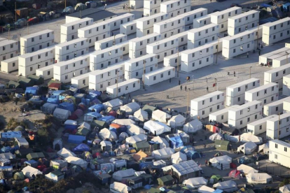 Vista aérea de los refugios improvisados, tiendas de campaña y contenedores donde los migrantes viven en lo que se conoce como la 'Jungla' de Calais, Francia.
