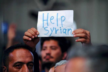 Un inmigrante sirio protesta en la estación húngara de Keleti que las autoridades del país han cerrado para impedir que más refugiados lleguen a Alemania.