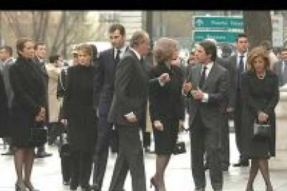La llegada de la Familia Real al completo, con el presidente Aznar y su esposa, marcó el inicio de los funerales en La Almudena.