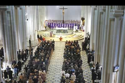 La Catedral de La Almudena congregó a más de 1.500 personas, entre familiares y autoridades.