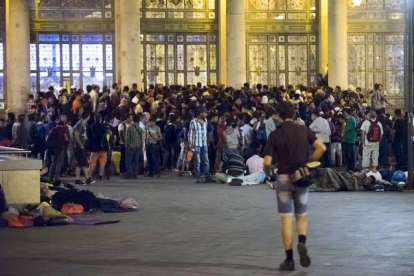 Los refugiados que se encuentran en la estación húngara de Keleti esperan a poder coger un tren que les lleve a Alemania.