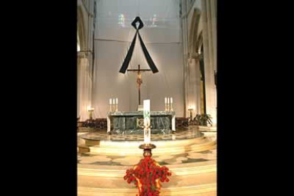 Imagen del altar de La Almudena, presidido por un enorme lazo negro.
